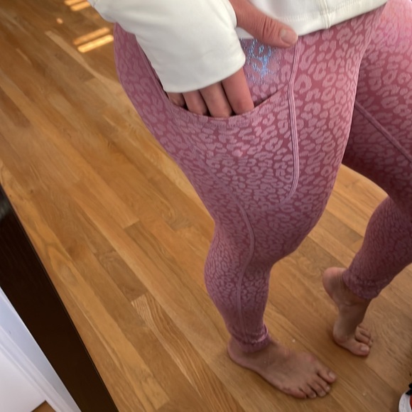 Tyc leggings in pink animal print. - Picture 5 of 5